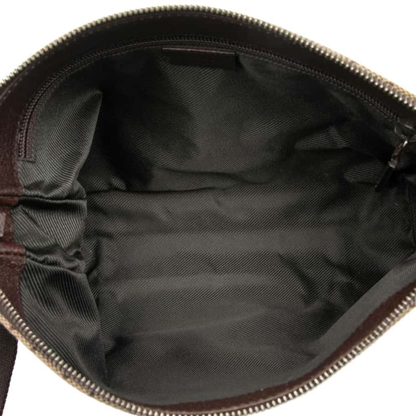 Gucci GG Canvas Crossbody Brown Canvas Good condition - Model View