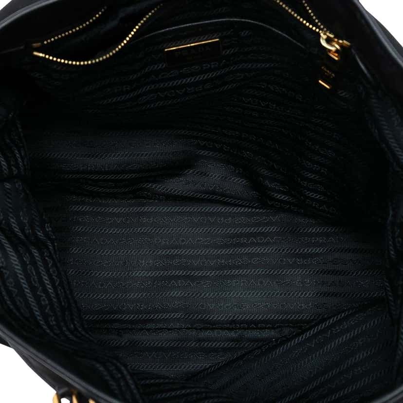 Prada Saffiano Trimmed Tessuto Tote Black Good condition - Model View