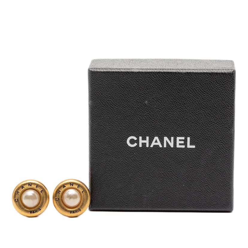 Chanel Gold Plated Faux Pearl Logo Round Clip on Earrings Gold Metal Good condition - Model View