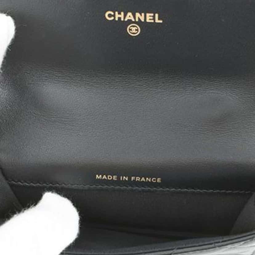 Chanel CC Quilted Lambskin Top Handle Flap Coin Purse with Chain Black Leather Good condition - Model View