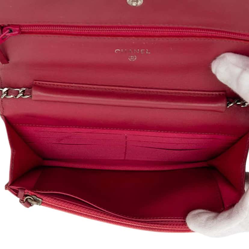 Chanel CC Embossed Patent Camellia Wallet On Chain Pink Leather Good condition - Model View