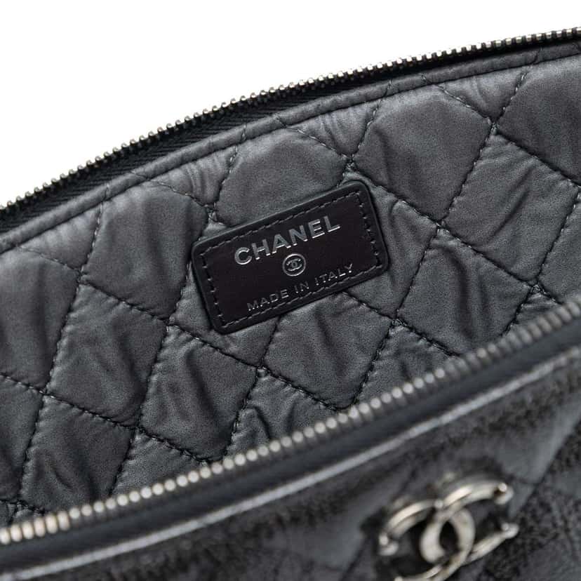 Chanel Large Quilted Iridescent Patent O Case Clutch Black Leather Very good condition - Box View