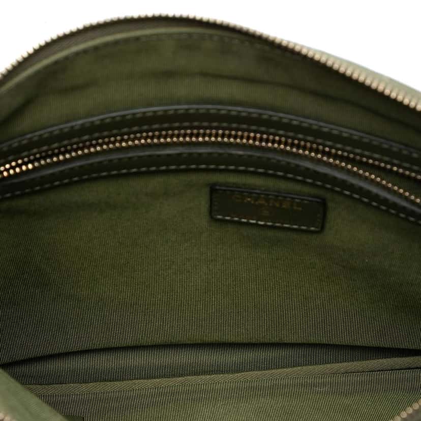 Chanel Medium Chevron Caviar O Case Clutch Green Leather Good condition - Model View