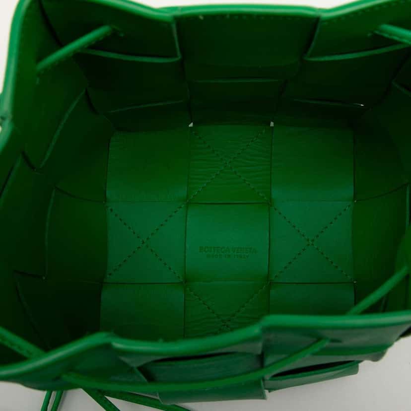 Bottega Veneta Small Nappa Maxi Intrecciato Cassette Bucket Bag Green Leather Very good condition - Model View