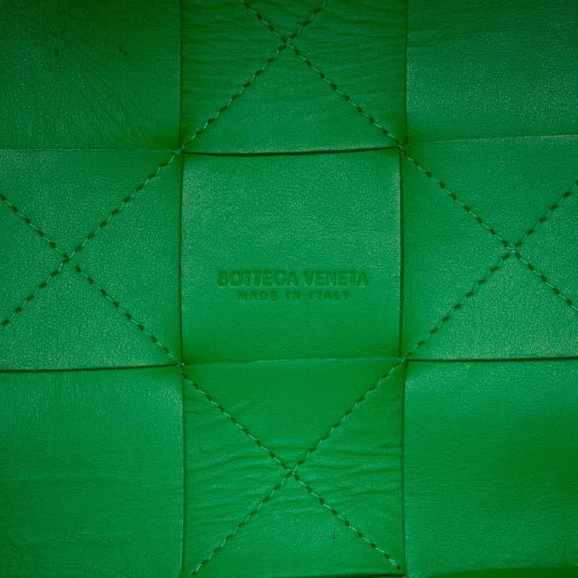 Bottega Veneta Small Nappa Maxi Intrecciato Cassette Bucket Bag Green Leather Very good condition - Box View