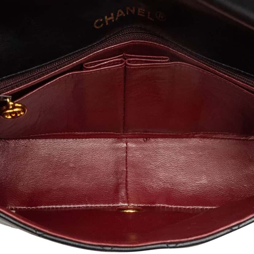 Chanel Medium Quilted Lambskin Full Flap Black Leather Good condition - Model View