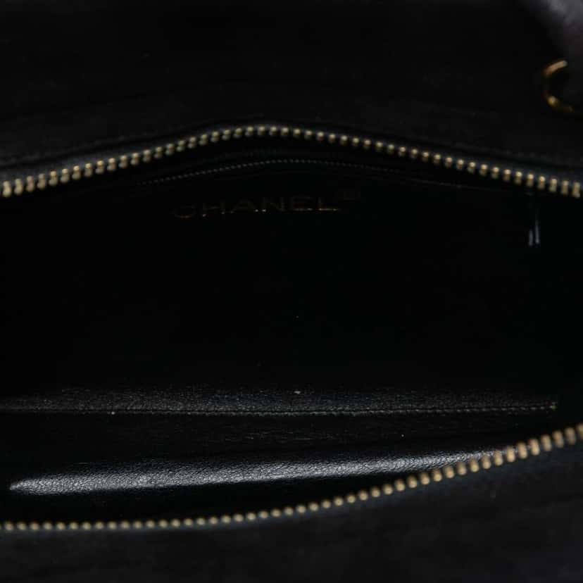 Chanel Chevron Velvet CC Stones Crossbody Black Velvet Good condition - Model View