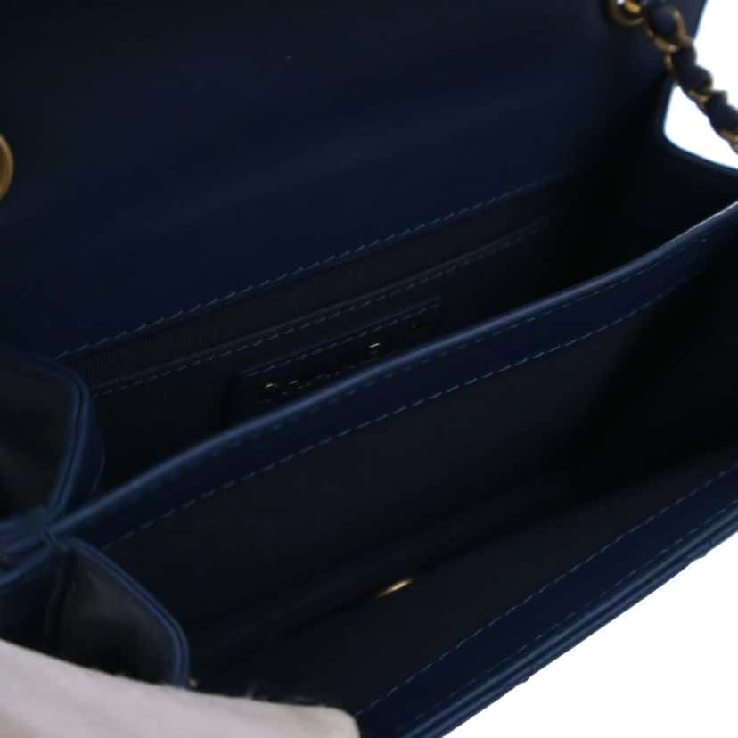 Chanel Small Quilted Calfskin Everyday Chic Flap Blue Leather Good condition - Model View