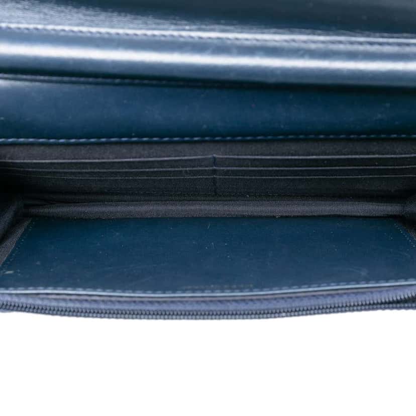 Chanel Quilted Lambskin Boy Wallet On Chain Blue Leather Very good condition - Model View