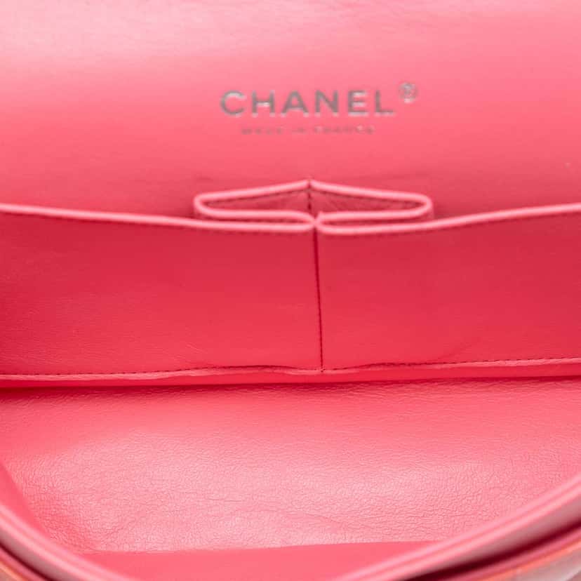 Chanel Medium Classic Patent Double Flap Pink Leather Good condition - Model View