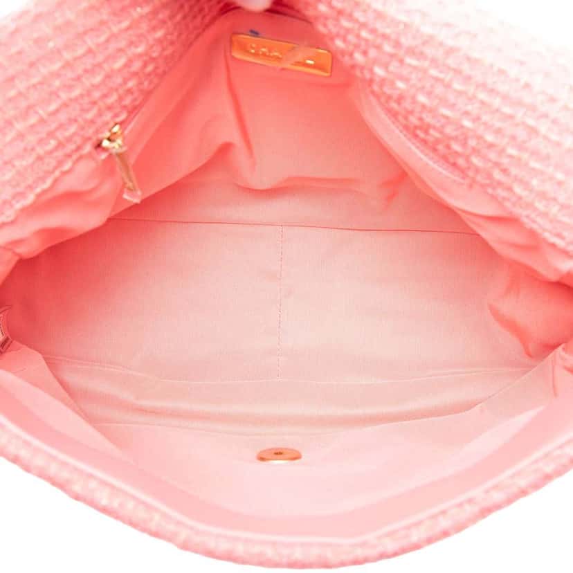 Chanel Maxi Tweed 19 Flap Pink Tweed Very good condition - Model View