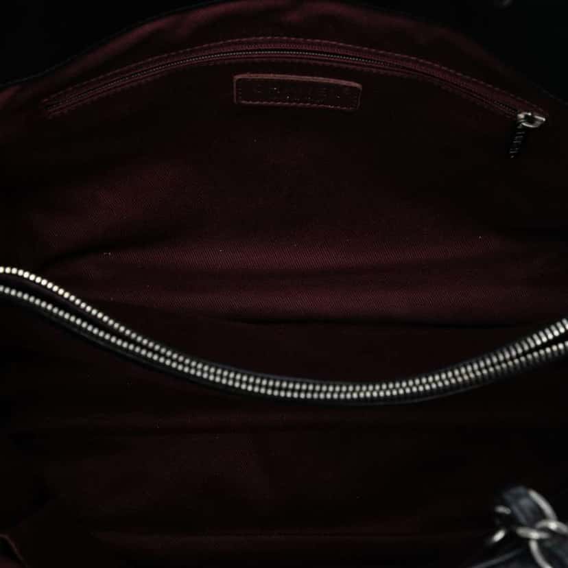 Chanel CC Quilted Calfskin Istanbul Tote Black Leather Good condition - Model View