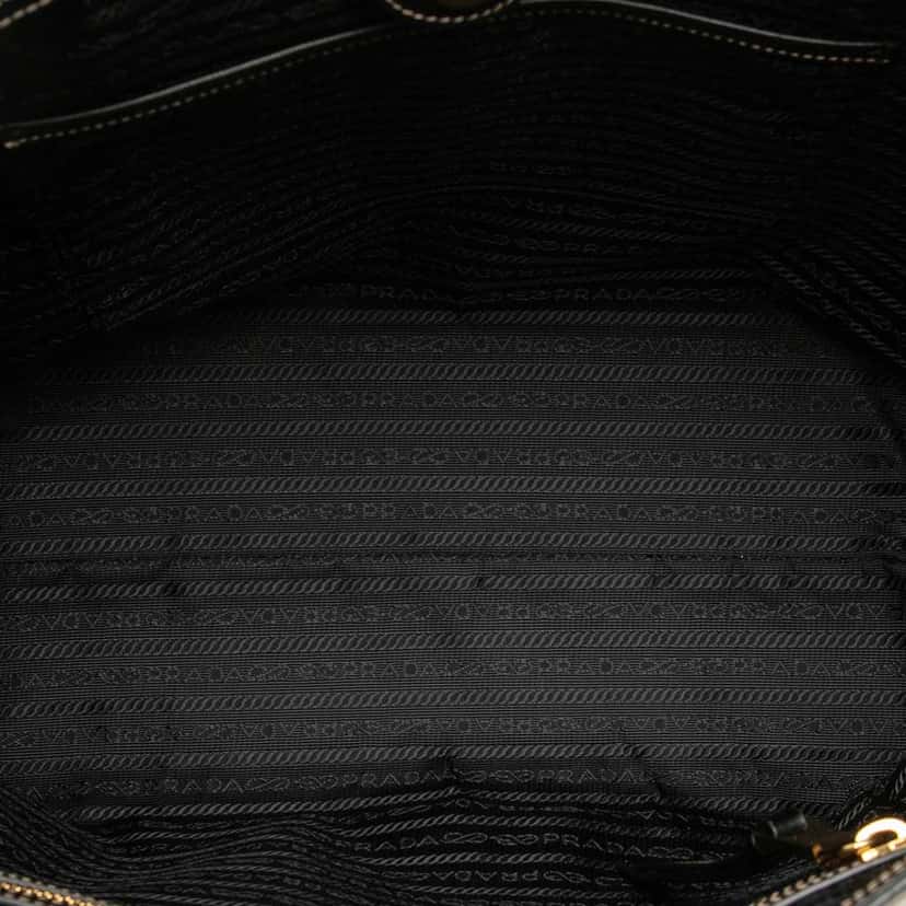 Prada Canvas Canapa Logo Tote Brown Canvas Very good condition - Model View