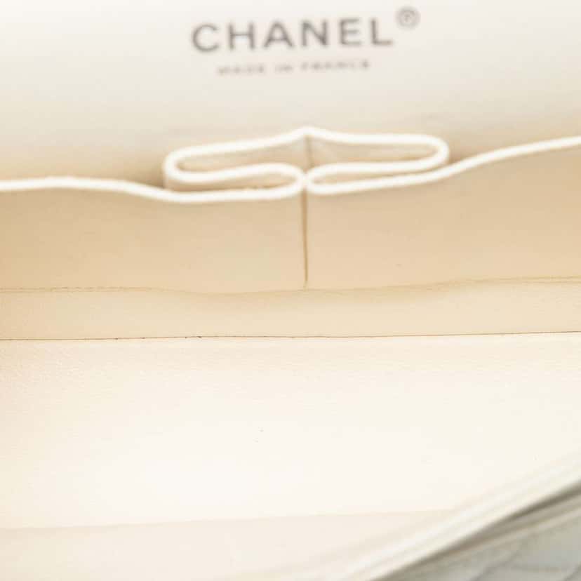 Chanel Medium Classic Caviar Double Flap White Leather Good condition - Model View