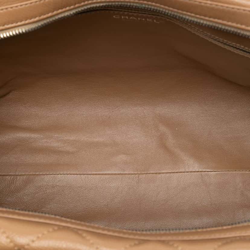 Chanel CC Quilted Caviar Stitched Bowler Bag Brown Leather Good condition - Model View