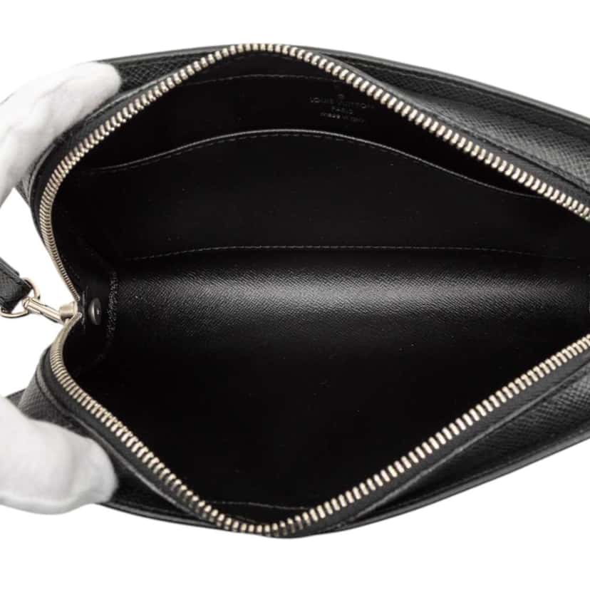Louis Vuitton Taiga Pochette Baikal Black Leather Good condition - Model View