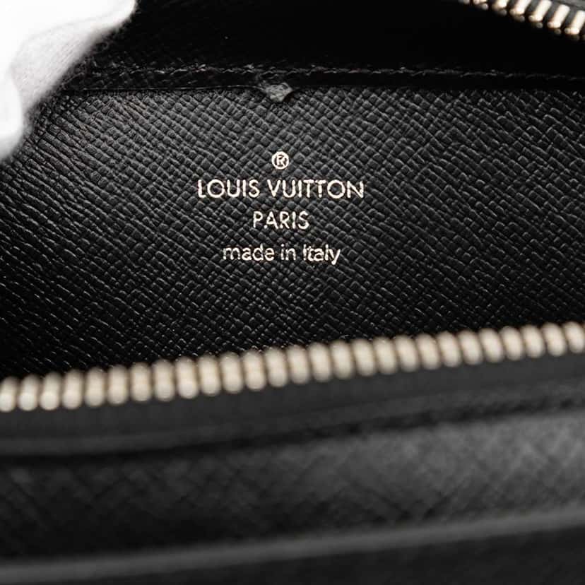 Louis Vuitton Taiga Pochette Baikal Black Leather Good condition - Box View