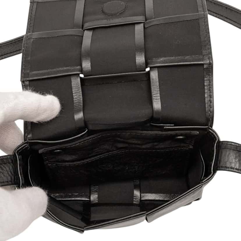 Bottega Veneta Candy Paper Calfskin Intrecciato Cassette Crossbody Black Leather Good condition - Model View