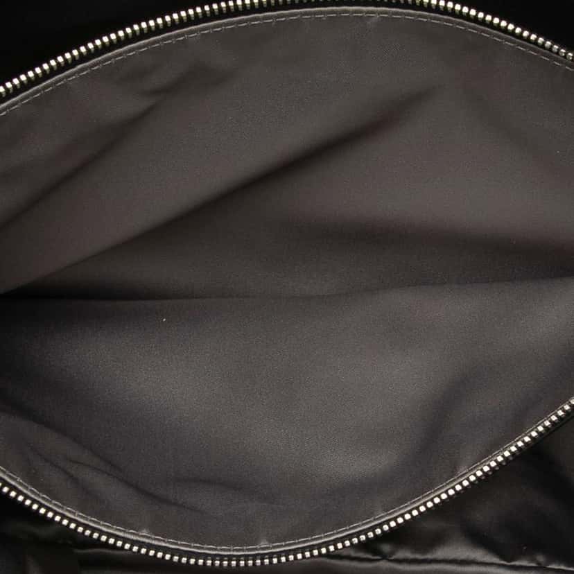 Chanel CC Crinkled Calfskin Chain Shopping Tote Black Leather Very good condition - Model View