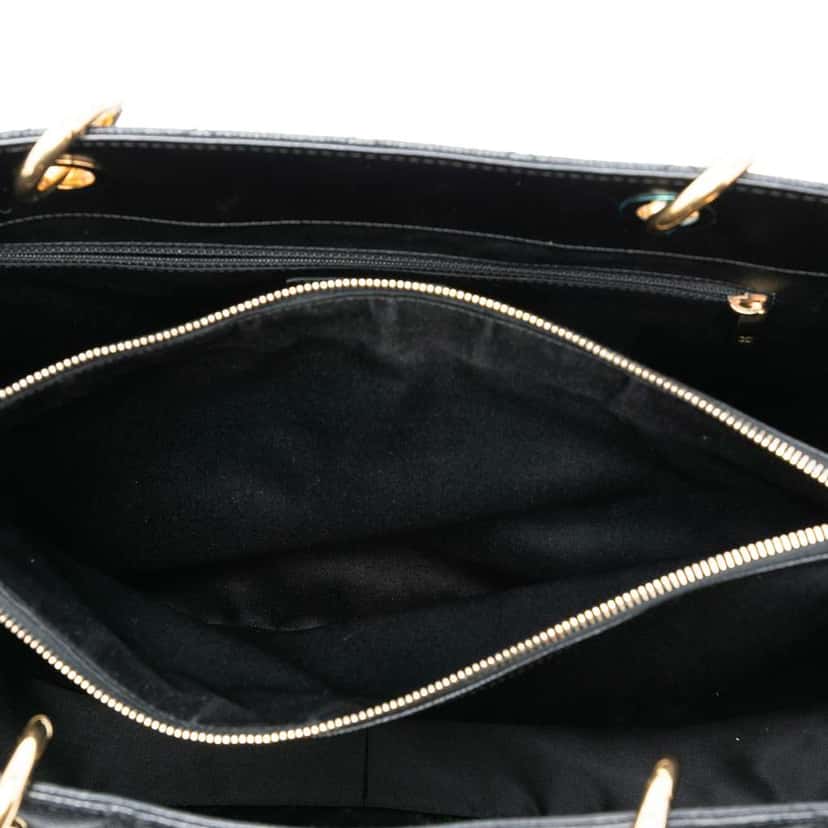 Chanel Caviar Grand Shopping Tote XL Black Leather Good condition - Model View