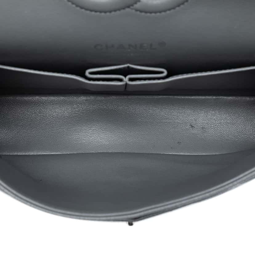 Chanel Medium Classic Caviar Double Flap Grey Leather Good condition - Model View