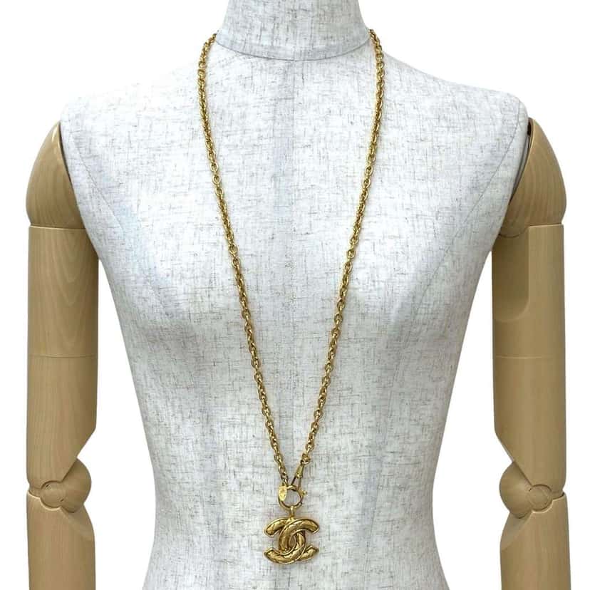Chanel CC Gold Plated Quilted Pendant Necklace Gold Metal Good condition - Model View