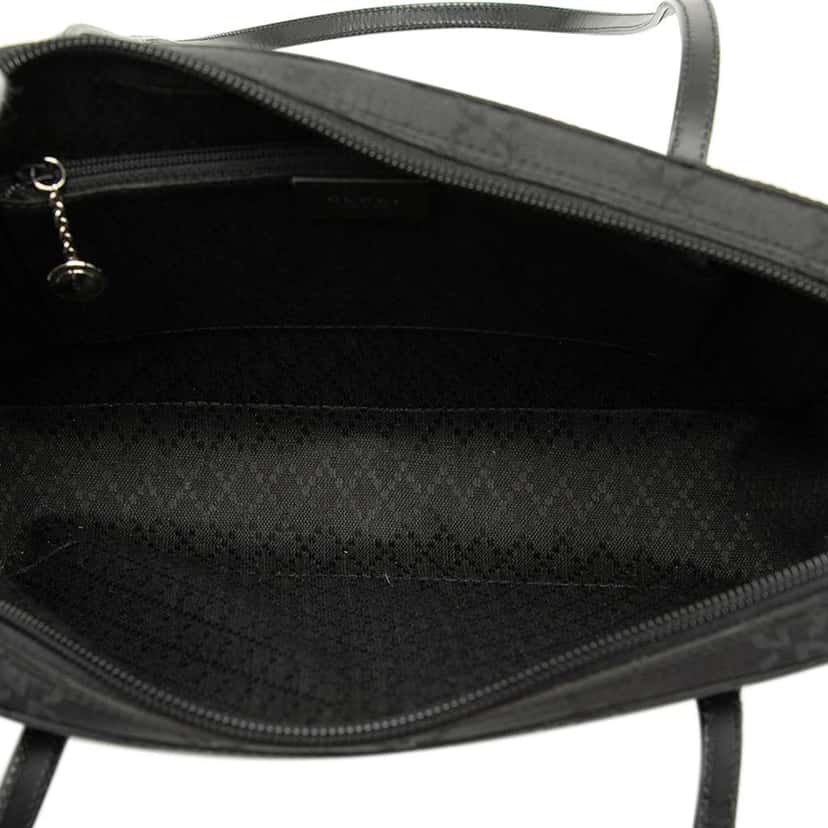 Gucci GG Nylon Shoulder Bag Black Good condition - Model View