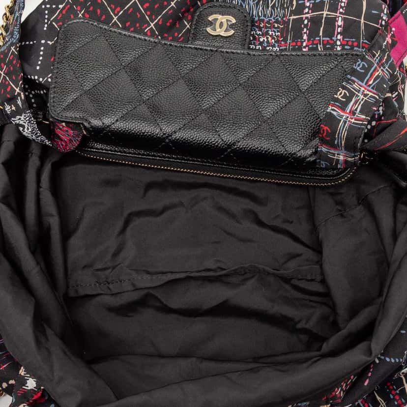 Chanel Nylon Graffiti Foldable Shopping Tote in Caviar Flap Black Leather Good condition - Model View
