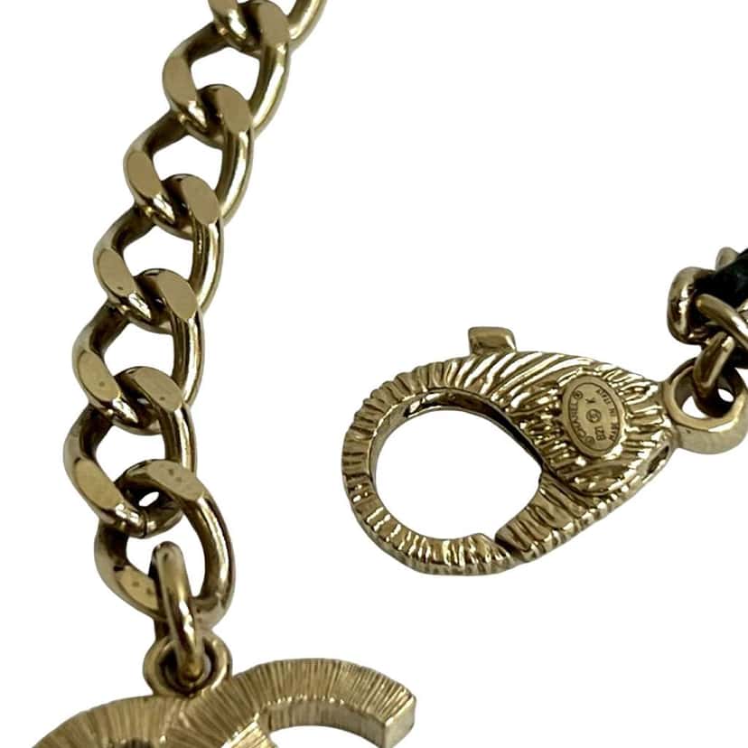 Chanel CC Gold Plated Faux Pearl and Rhinestone Medallion Chain Necklace Gold Metal Good condition - Model View