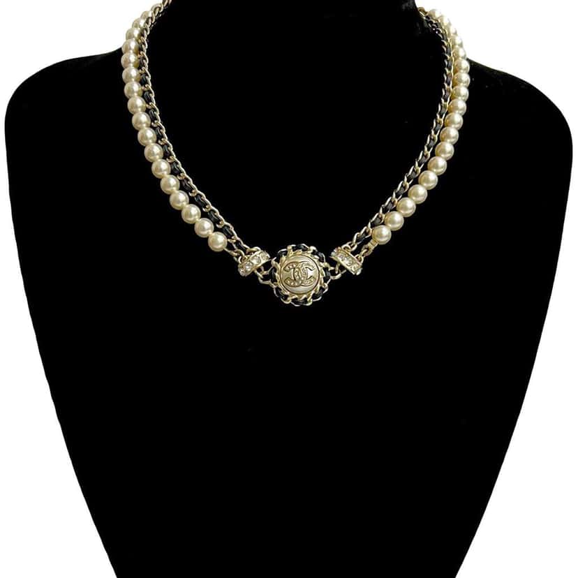 Chanel CC Gold Plated Faux Pearl and Rhinestone Medallion Chain Necklace Gold Metal Good condition - Box View