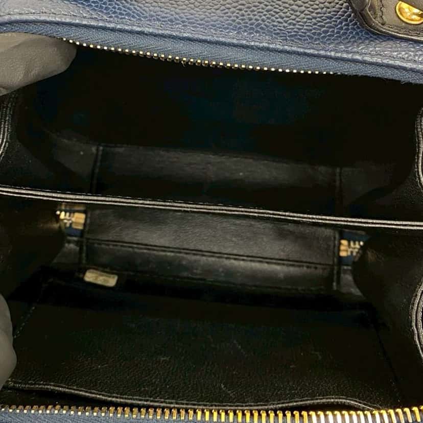 Chanel Small Bicolor Caviar CC Filigree Vanity Case Blue Leather Very good condition - Inside View