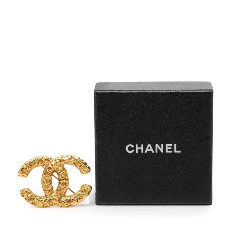 Chanel CC Gold Plated Baroque Embossed Logo Brooch Gold Metal Very good condition - Model View