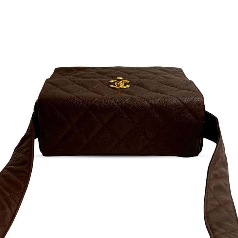 Chanel CC Quilted Caviar Turnlock Crossbody Brown Leather Good condition - Model View