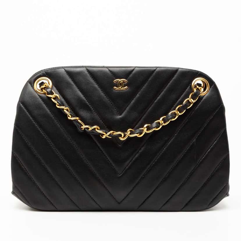 Chanel CC Chevron Quilted Lambskin Kiss Lock Shoulder Bag Black Leather Good condition - Front View