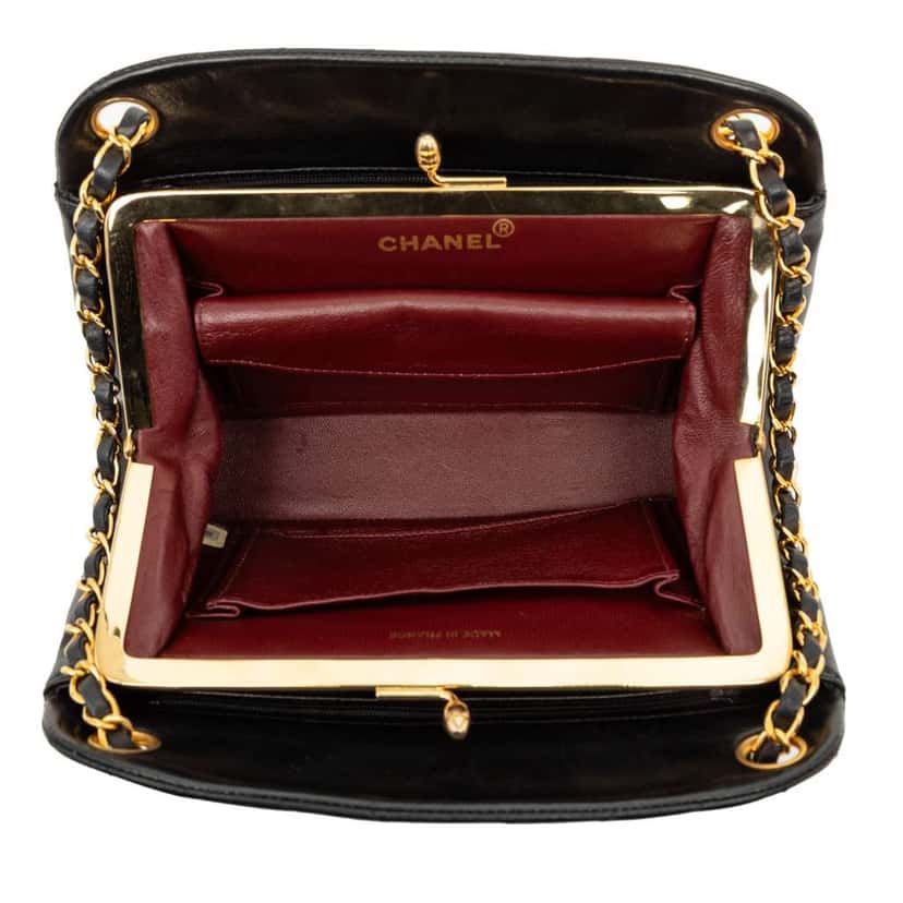Chanel CC Chevron Quilted Lambskin Kiss Lock Shoulder Bag Black Leather Good condition - Model View