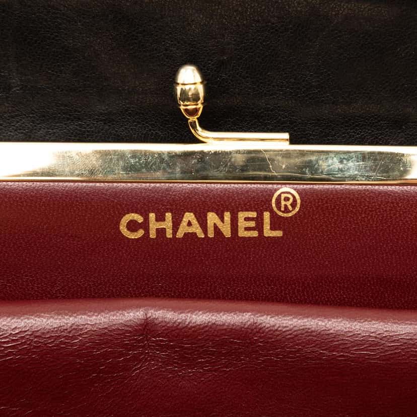 Chanel CC Chevron Quilted Lambskin Kiss Lock Shoulder Bag Black Leather Good condition - Box View