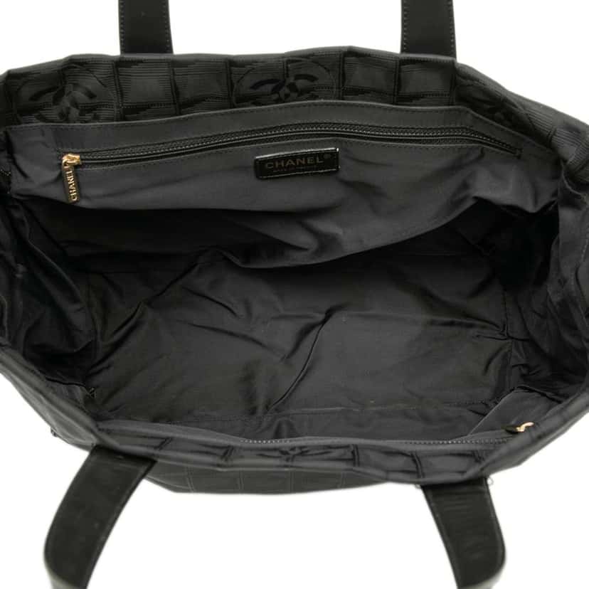Chanel New Travel Line Nylon Tote Black Good condition - Model View