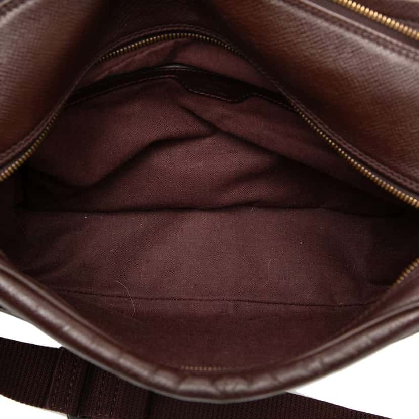 Louis Vuitton Taiga Reporter PM Red Leather Very good condition - Model View
