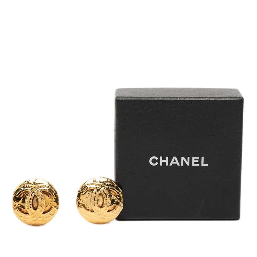 Chanel CC Gold Plated Round Clip on Earrings Gold Metal Good condition - Model View