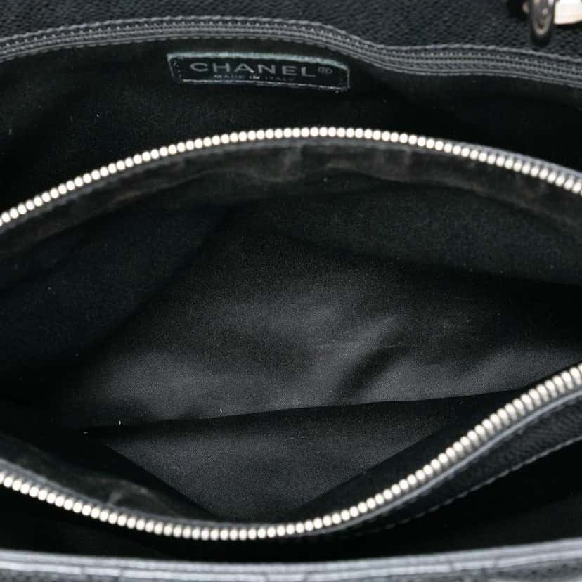 Chanel Caviar Grand Shopping Tote Black Leather Good condition - Model View