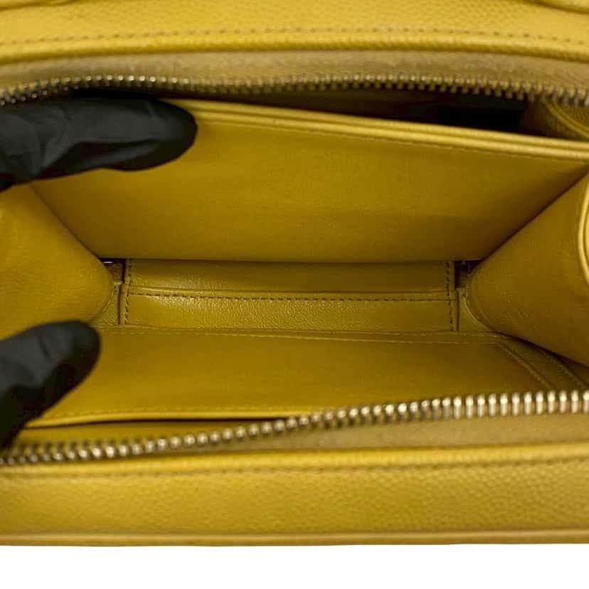 Chanel Small Caviar CC Filigree Vanity Bag Yellow Leather Very good condition - Model View
