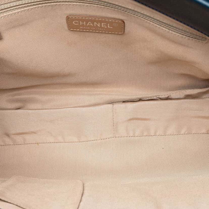 Chanel CC Quilted Caviar Expandable Tote Blue Leather Good condition - Model View