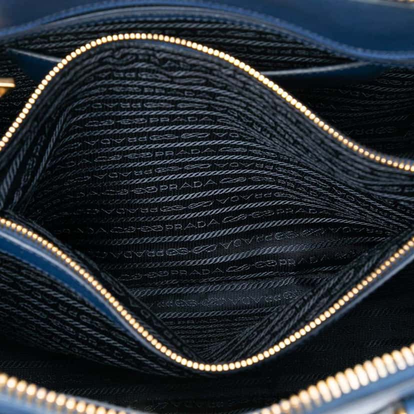 Prada Extra Large Saffiano Lux Promenade Satchel Blue Leather Very good condition - Model View