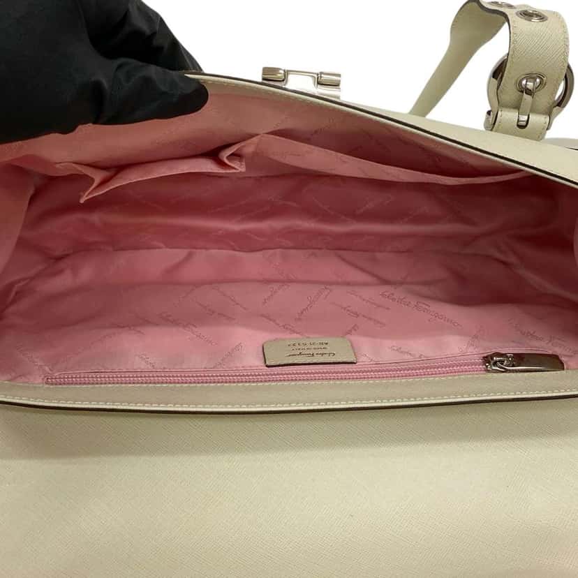 Salvatore Ferragamo Leather Gancini Handbag White Leather Good condition - Inside View