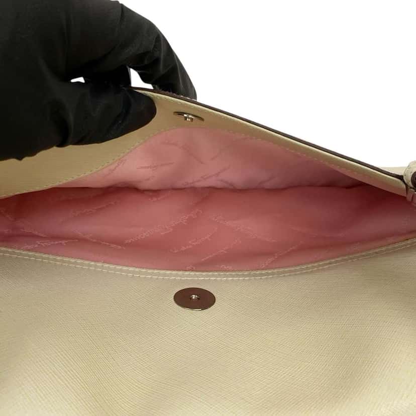 Salvatore Ferragamo Leather Gancini Handbag White Leather Good condition - Model View