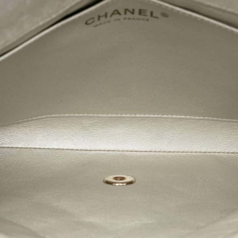 Chanel CC Quilted Metallic Lambskin Flap Clutch on Chain Gold Leather Good condition - Model View