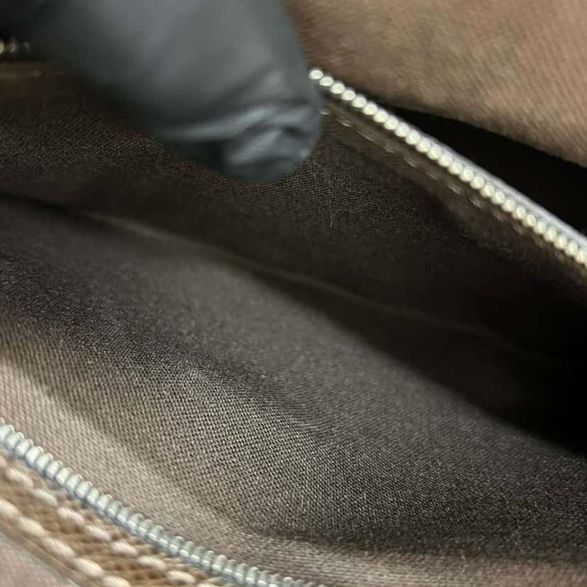Louis Vuitton Taiga Alexei Messenger Brown Leather Good condition - Model View