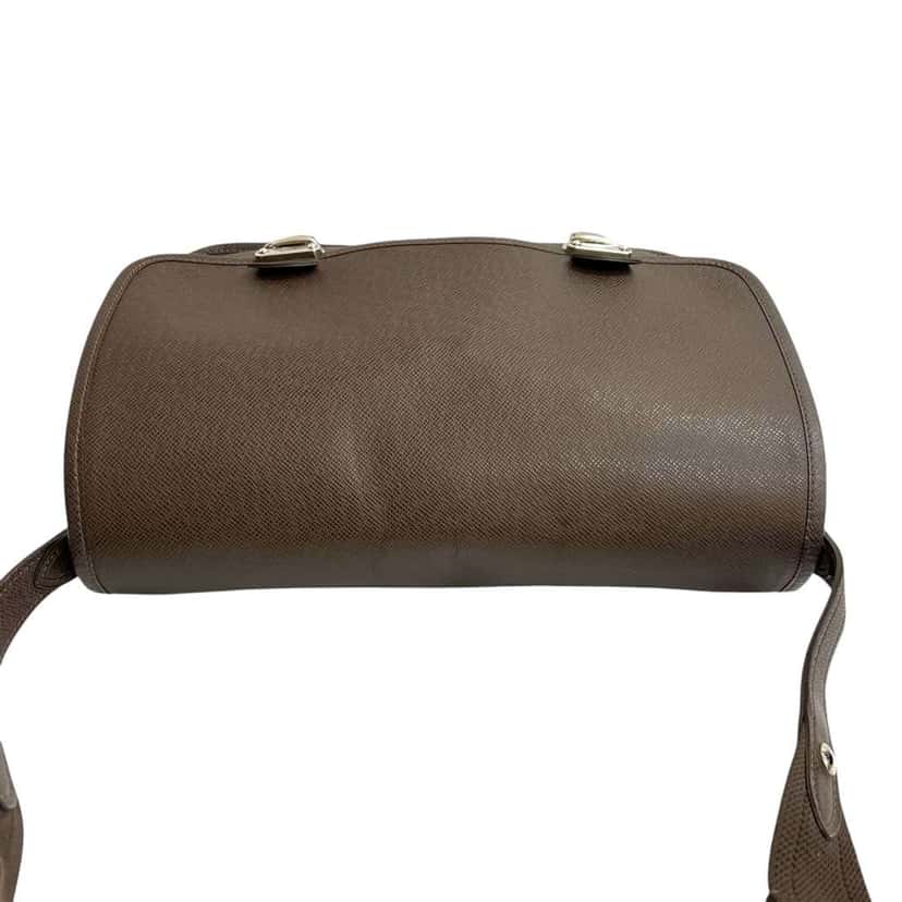 Louis Vuitton Taiga Alexei Messenger Brown Leather Good condition - Box View