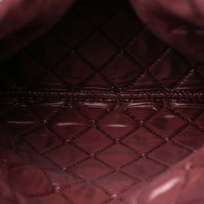 Chanel Quilted Caviar CC Beauty Foldover Clutch Black Leather Very good condition - Model View