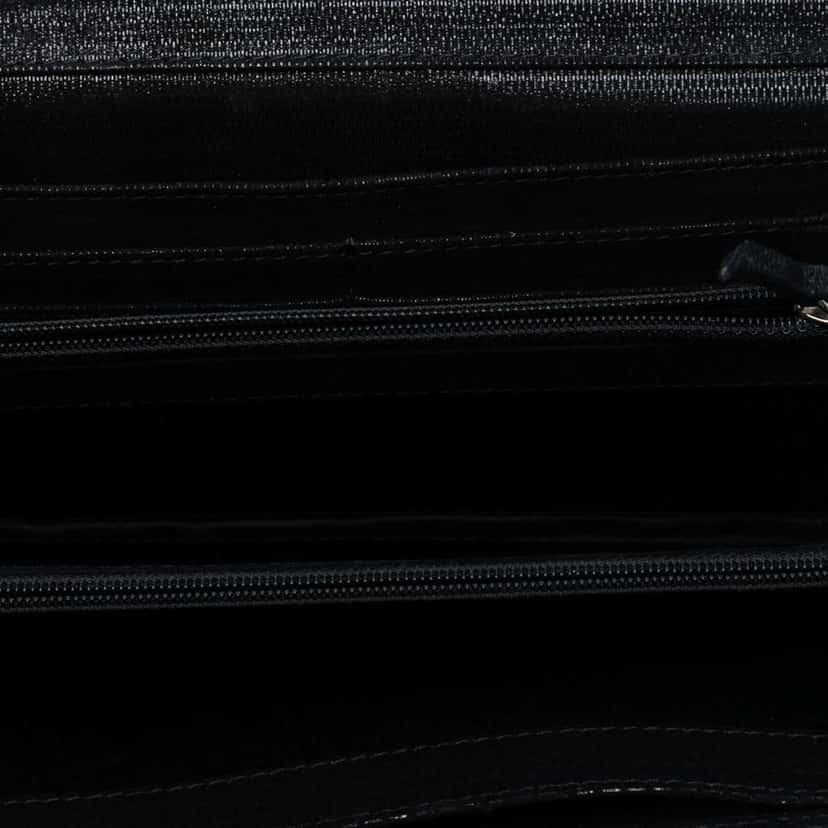 Chanel CC Quilted Textured Suede East West Flap Black Leather Good condition - Model View